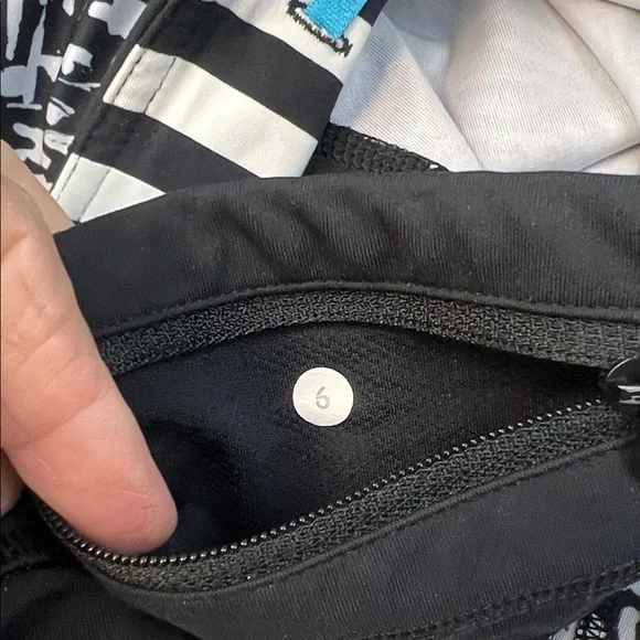 Stylish‎ Lululemon capri Black and White Patterned leggings - Picture 7 of 11